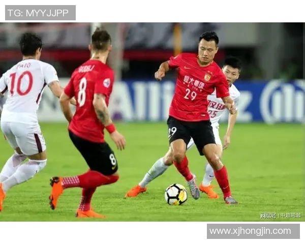 河南建业与天津权健激战正酣8月4日精彩对决引发球迷热议 河南建业与天津权健激战正酣8月4日精彩对决引发球迷热议